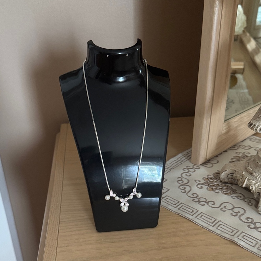 Elegant Silver Necklace with Pearl Details
